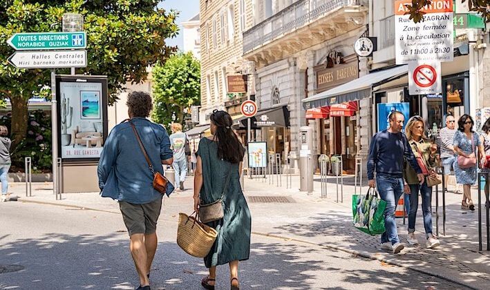 A PIED – Les rues de Biarritz en mode été